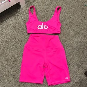 Limited Edition Alo hot pink set (never coming back) Never worn, great quality